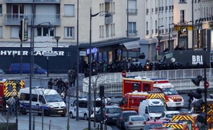 Les forces de l'ordre lancent l'assaut contre l'épicerie juive où est retranché Amedy Coulibaly, le 9 janvier 2015 porte de Vincennes à Paris