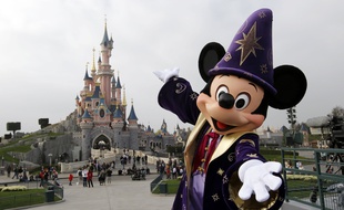 Mickey pose devant le château de la Belle au Bois Dormant, le 31 mars 2012 à Disneyland Paris.