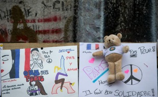 Photo prise le 6 décembre 2015, un ours en peluche est posé sur des messages de soutien Place de la République à Paris