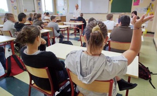 Le recul français dans le classement international Pisa sur les performances des élèves de 15 ans alarme la presse qui y voit une "faillite" du modèle républicain.