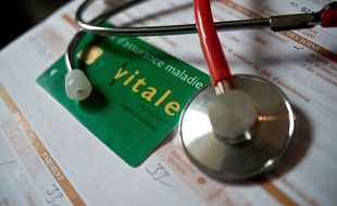 Une ordonnance et un stethoscope. (Illustration)