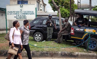 Des policiers nigérians postés devant les bureaux de la Commission nationale électorale de Port Harbour, un important centre pétrolier