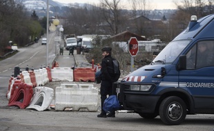 Le 18 janvier 2016. Quinze personnes ont été interpellées ce lundi à Moirans, en Isère, suite aux violences spectaculaires perpétrées dans la commune en octobre 2015. / AFP / PHILIPPE DESMAZES
