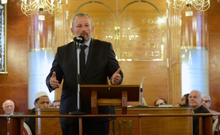 François Pupponi, le maire de Sarcelles, dans la synaogue de sa ville, le 21 juillet 2014.