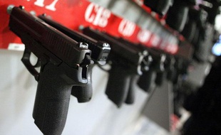 Des pistolets alignés, dans les locaux du Groupement d'intervention de la police national (GIPN), en novembre 2011