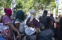 Plus de 350 migrants, dont 150 enfants, évacués du parvis de l’Hôtel de Vil…