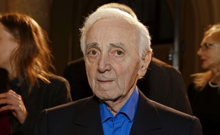 Charles Aznavour (ici le 15 mars 2018) s'est fracturé l'humérus en tombant chez lui.