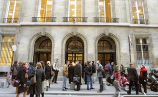 Vue de l'entrée de l'Institut d'études politiques (IEP) prise le 27 février 2001 à Paris