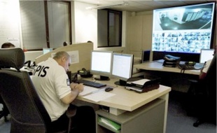 Le poste de commandement (en hautà g.) reçoit les appels des résidents et signale les nuisances aux patrouilles sur le terrain.
