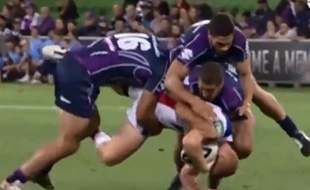 Alex McKinnon se blesse le 24 mars 2014, plaqué par trois adversaires.