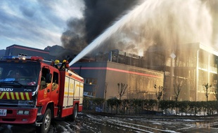 Des pompiers luttent contre le feu après l'explosion mortelle en Chine, le 12 juillet 2018.