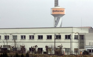 Près de 900 usines ont été fermées et quelque 100.000 emplois ont été détruits en France au cours des trois dernières années, et 2012 "s'annonce difficile", selon une étude réalisée par l'observatoire Trendeo pour le quotidien Les Echos et publiée mercredi.