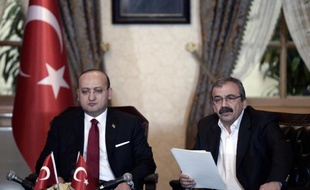 Le député Sirri Sureyya Önder (à d.) rend public un message du chef emprisonné du PKK, Abdullah Öcalan, en présence du vice-Premier ministre turc Yalçin Akdogan, le 28 février 2015 à Istanbul