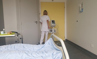Dans une chambre d'hôpital. (illustration)