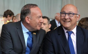 Le président du Medef, Pierre Gattaz (g) et le ministre du Travail Michel Sapin le 28 août 2014 à Jouy-en-Josas