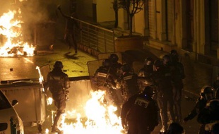 Des policiers ciblés par des cocktails Molotov lors d'affrontements avec des manifestants à Corte, en Corse, le 16 février 2016