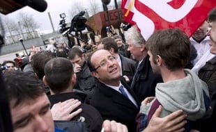 Le candidat PS à l'Elysée François Hollande a brièvement rencontré, lundi à Brest, des ouvriers de la réparation navale civile en lutte pour la survie de leur entreprise, après une visite du site nucléaire de l'Ile Longue, et avant de répondre au chef de l'Etat dans l'après-midi.