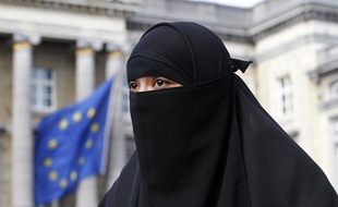 Une femme portant le niqab, un voile intégral, devant le parlement belge, le 26 avril 2010.