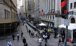 Wall Street a profité d'une vague d'optimisme mercredi grâce à de bons indicateurs, à des prévisions encourageantes de la Banque mondiale et à la solidité du secteur bancaire, pour faire grimper le S&P 500 à un nouveau record.