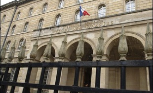 La direction générale des impôts (DGI), principale administration du ministère de l'Economie, a annoncé vendredi la suppression de près de 4.000 emplois en trois ans, selon le Snui, premier syndicat de la DGI.