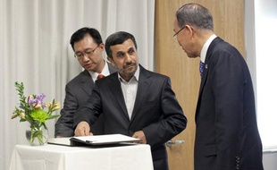 Le président iranien Mahmoud Ahmadinejad a condamné lundi les puissances occidentales présentes au Conseil de sécurité des Nations Unies qui "violent les droits et libertés d'autres nations" en imposant des sanctions à l'Iran contre son programme nucléaire.