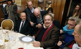 L'écrivain Mathias Enard (C) attablé au restaurant Drouant lors de la remise du prix Goncourt pour son roman "Boussole", à Paris le 3 novembre 2015
