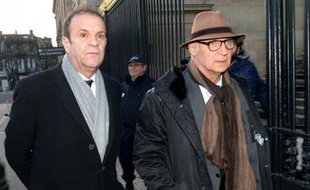 Le photographe français François-Marie Banier (g) et son avocat Me Pierre Cornut-Gentille quitte le tribunal correctionnel de Bordeaux le 27 janvier 2015