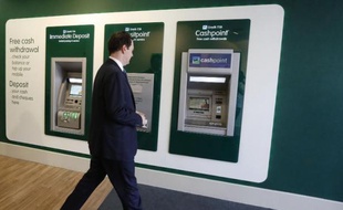 La banque TSB refait son apparition lundi au Royaume-Uni: pour respecter ses engagements vis-à-vis de la Commission européenne, Lloyds Banking Group a décidé de ressusciter une marque vieille de 200 ans, avec une cotation programmée pour 2014.
