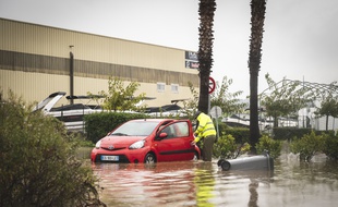 Une voiture piégée par les
inondations de novembre 2019 à Cannes-Mandelieu, dans les Alpes-Maritimes.