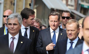Le Premier ministre britannique David Cameron (3e d) aux côtés de son homologue néerlandais Mark Rutte à Ypres, en Belgique, le 26 juin 2014