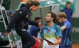 Ernests Gulbis discute avec l'arbitre à Roland-Garros le 31 mai 2016.