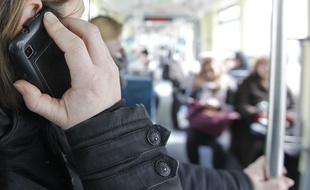le 15/03/2013 Illustration d'une personne qui téléphone dans le tram