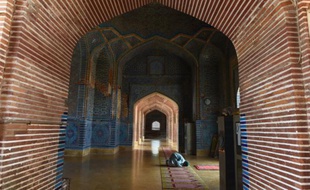 Un pakistanais prie dans la mosquée Shah Jahani, édifiée à partir de 1644 sur les ordres de l'empereur moghol Shah Jahan à Thatta, le 24 mars 2016