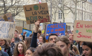 Des jeunes lors d'une grève pour le climat, en France.