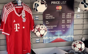 Illustration: Des maillots du Bayern Munich au Soccer Stadium Eden de Prague, en République Tchèque, le 30 août 2013.