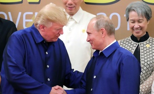 Donald Trump et Vladimir Poutine se serrent la main au sommet de l'Apec (Asia-Pacific Economic Cooperation), à Danang, au Vietnam, vendredi 10 novembre.