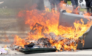 Illustration d'un feu de poubelle, ici à Rennes.