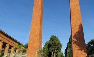 Les obélisques à l'entrée du plus grand cimetière toulousain : Terre Cabade.