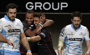 Les Toulousains Gaël Fickou et Maxime Médard se congratulent, après l'essai de ce dernier contre les Ecossais de Glasgow, le 7 décembre 2014 en Coupe d'Europe de rugby.