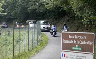 Des fourgons mortuaires quittent la scène de crime du quadruple homicide de Chevaline, le 6 septembre 2012.