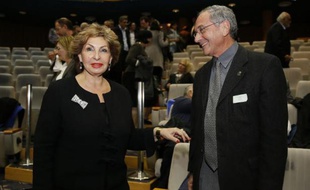 Le 18 mars 2014, la ministre de l'Immigration, Sofa Landver et un membre de la communauté juive de France en Israël à Jérusalem après l'annonce d'un nouveau programme pour encourager l'immigration en provenance de France
