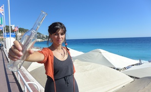 Mandine Guillaume, co-auteur, a écrit un pièce de théâtre à partir de bouteilles jetées à la mer par des sauveteurs et des migrants à bord de l'Aquarius.