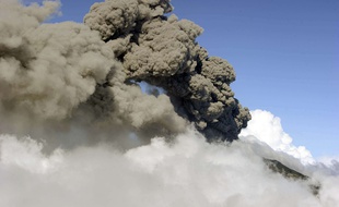 Une colonne de cendres et de fumée se dégage du volcan Turrialba, au Costa Rica, le 12 mars 2015.