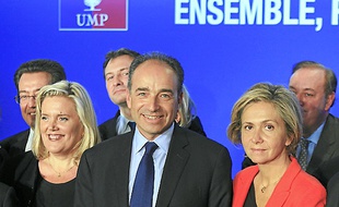 Jean-François Copé entouré
de ses soutiens, mardi à Paris.