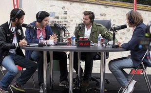 Manu Payet (à gauche) et Clovis Cornillac (3e en partant de la gauche) dans le film de Romain Lévy Radiostars.