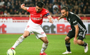 Falcao face à Morel lors de Monaco-Lyon en Ligue 1, le 4 février 2018.