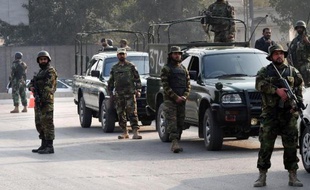 Des soldats pakistanais devant l'école attaquée par les talibans à Peshawar, le 16 décembre 2014