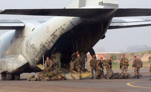 Cent quatre-vingts militaires français supplémentaires sont arrivés dans la nuit de samedi à dimanche en renfort à Bangui, en Centrafrique, dépêchés depuis le Gabon, a-t-on appris dimanche auprès du ministère de la Défense.