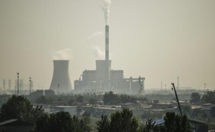 Une cheminée d'usine, le 25 septembre 2015 à Shijiazhuang, dans la province du Hebei, en Chine