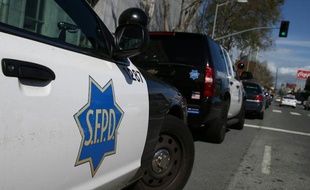 Des véhicules de la police de San Francisco dans une rue de la ville, le 27 février 2014